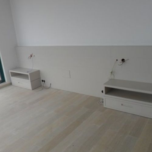 MU32 CABECERO LACADO CON MESILLAS (HUECO Y CAJON)