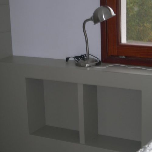 MU27 DETALLE DE CABECERO LACADO GRIS CON ESTANTERIAS