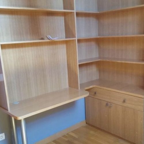 MU51 MUEBLE ESCRITORIO CON MESA, CAJONES Y BALDAS EN ROBLE 3 CMS