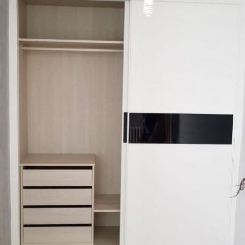 IA179 INTERIOR MELAMINADO BARRA CON CAJONERA Y HUECO PARA ROPA LARGA